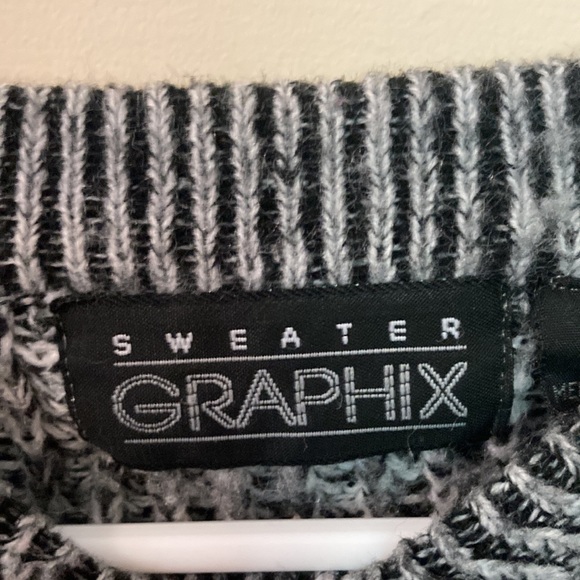 Grey men’s Graphix sweater; size Large - Picture 2 of 2